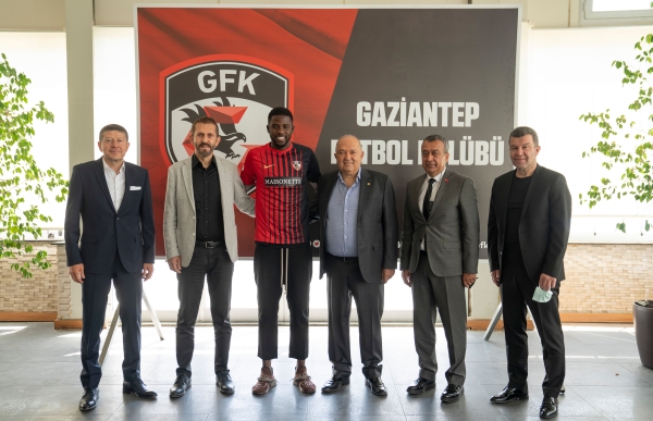 PAPY DJILOBODJI İLE 3 YIL DAHA!